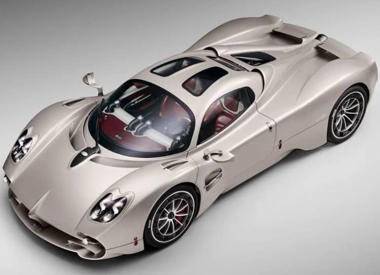 <p><strong>Pagani Utopia</strong></p>
<p> </p>
<p>852 beygir gücü ve yedi ileri manuel şanzımanı ile Utopia şimdiye kadar üretilen en güçlü Pagani. Sadece 99 adet olan bu aracın fiyatı 2.5 milyon dolar.</p>