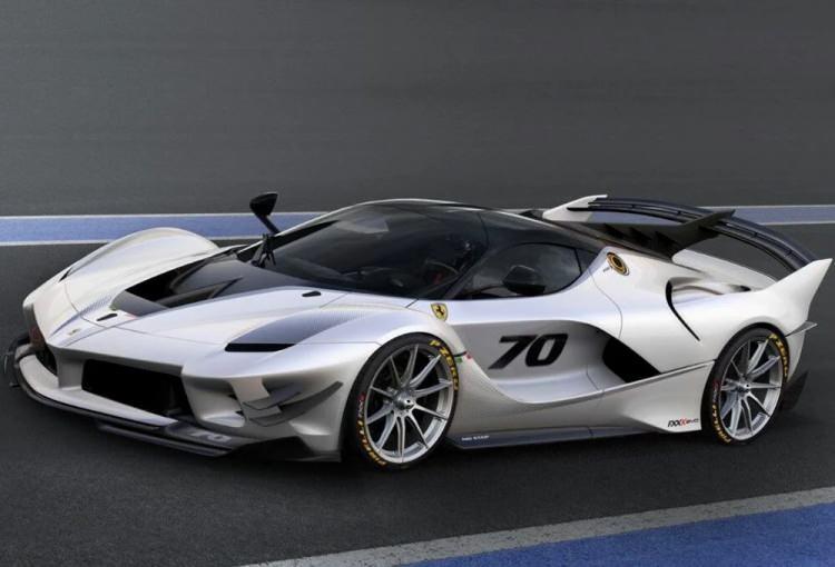 <p><strong>Ferrari FXX K Evo</strong></p>
<p> </p>
<p>Normal LaFerrari yerine daha fazla ödeyerek pist versiyonunu almak isteyenler için Ferrari FXX K Evo. Bunun maliyeti ise 2.6 milyon dolar.</p>