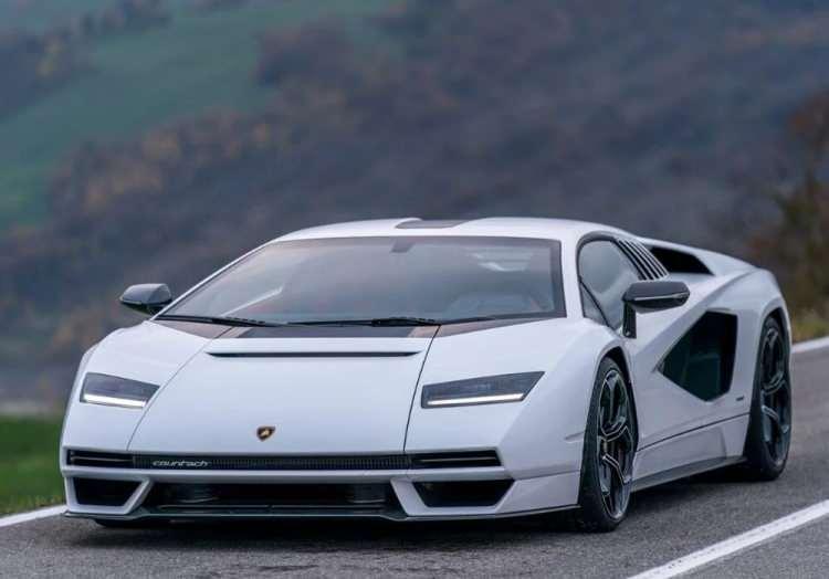 <p><strong>Lamborghini Countach</strong></p>
<p> </p>
<p>2021 yılının Ağustos ayında piyasaya sürülen Countach LPI 800-4, 6.5 litrelik bir V12'ye sahip. </p>
<p>Fiyat: 2,6 Milyon Dolar</p>