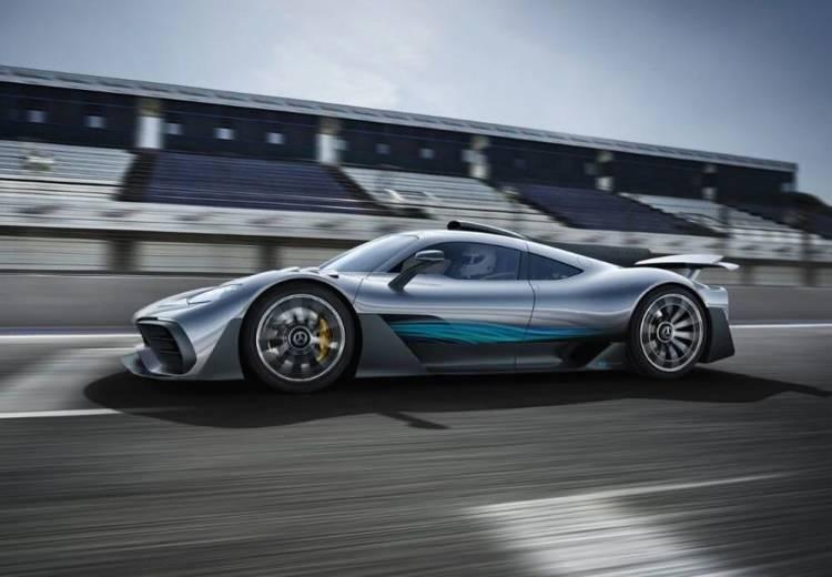 <p><strong>Mercedes-AMG Project One</strong></p>
<p> </p>
<p>Yaklaşık beş buçuk senedir gelişim sürecinde olan Mercedes'in hiper otomobili bu yıl tanıtıldı. Kalbinde bir F1 motoru barındıracak Mercedes-AMG One, bu motordan tam 1.050 bg güç üretebiliyor. Araçta ayrıca dört adet elektrikli motor bulunuyor. </p>
<p>0'dan 100'e hızlanması 2.9 saniye süren aracın maksimum hızı 352 km/sa. </p>
<p>Fiyat: 2,7 Milyon Dolar</p>