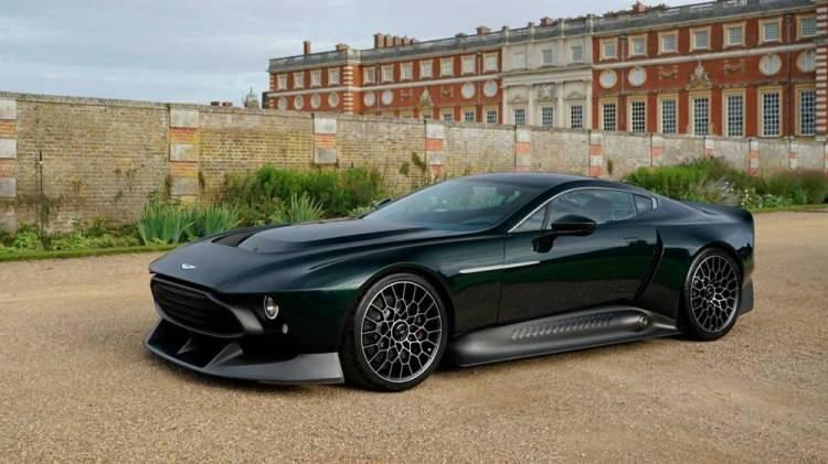 <p><strong>Aston Martin Victor</strong></p>
<p> </p>
<p>Sadece 1 adet üretilen bu özel araç 3 milyon dolarlık bir fiyata sahip. Victor'un kaputu altında One-77'nin orijinal 7.3 litrelik atmosferik V12 motoru görev yapıyor. Bu motor, 847 beygir güç ile 821 Nm tork üretebiliyor.</p>