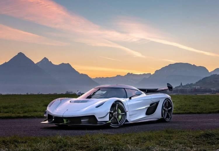 <p><strong>Koenigsegg Jesko</strong></p>
<p> </p>
<p>Koenigsegg Jesko şirketin bugüne kadar yaptığı en hızlı otomobil. Bu hızın maliyeti ise 3 milyon dolar.</p>