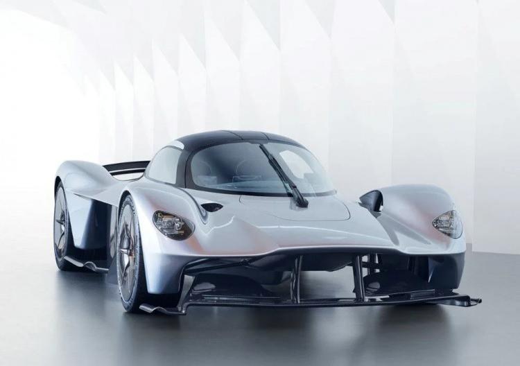<p><strong>Aston Martin Valkyrie</strong></p>
<p> </p>
<p>Henüz piayasaya bile çıkmayan araç 3.2 milyon dolardan alıcı buldu. Aracın standart versiyonundan 150 adet ve AMR modelinden 25 adet üretilecek.</p>