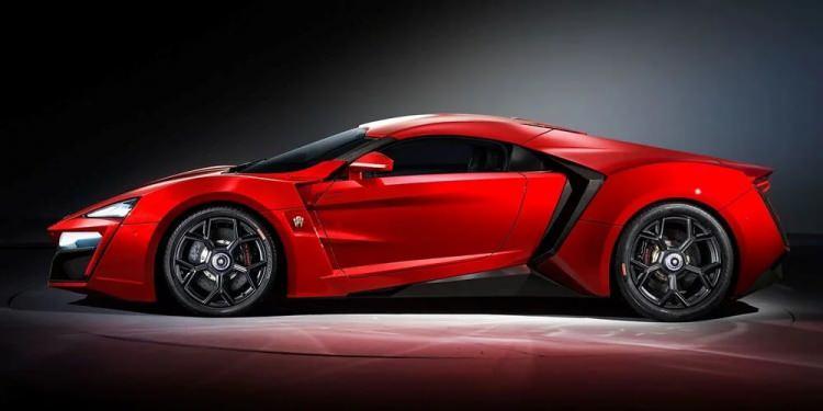 <p><strong>W Motors Lykan Hypersport</strong></p>

<p> </p>

<p>Dubai merkezli W Motors, 2013'te Lykan Hypersport modeliyle tüm dikkatleri çekmişti. elmaslarla süslenen LED farları, holografik ekranlara sahip otomobil 780 beygirlik bir güce sahip. </p>

<p>Fiyat: 3.4 Milyon Dolar</p>
