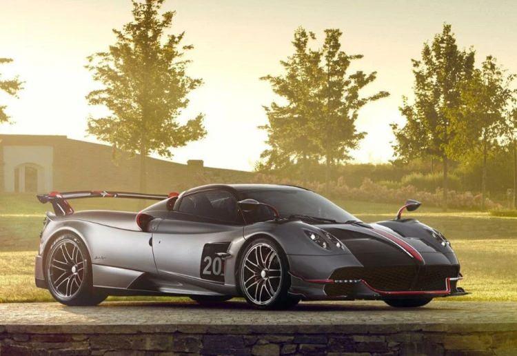 <p><strong>Pagani Huayra Roadster BC</strong></p>

<p> </p>

<p>Pagani'nin 800 beygir güce ve 1049 Nm torka sahip modeli sadece 40 adet üretilecek. </p>

<p>Fiyat: 3.5 Milyon Dolar</p>
