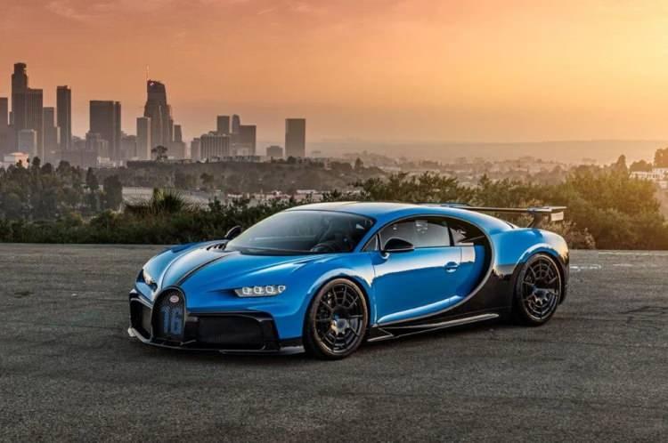 <p><strong>Bugatti Chiron Pur Sport</strong></p>

<p> </p>

<p>Bugatti'nin özel Chiron modeli 8.0 litrelik dört turbo W16 motoruyla 1500 beygir üretiyor. </p>

<p>Fiyat: 3.6 Milyon Dolar</p>
