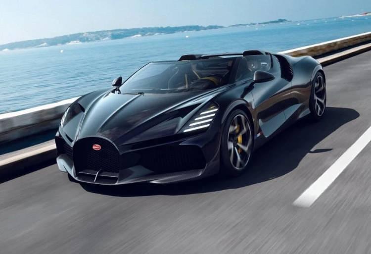 <p><strong>Bugatti Mistral</strong></p>
<p> </p>
<p>Araç Bugatti'nin Chiron, Bolide ve Divo modellerinden aldığı ayrıntılarl şekilleniyor. Sadece 99 adet üretilen model 5 milyon dolarlık bir fiyata sahip.</p>