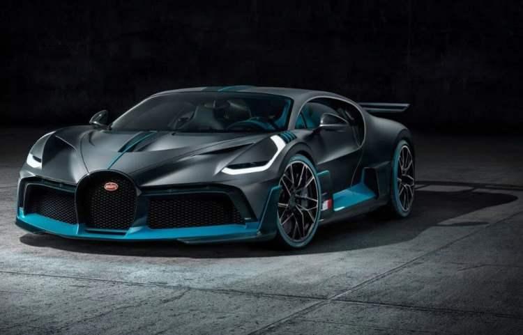 <p><strong>Bugatti Divo</strong></p>

<p> </p>

<p>Chiron ile çok fazla ortak noktası bulunan Divo'dan Bugatti sadece 40 adet üretecek. </p>

<p>Bu araçların her biri 5.8 milyon dolara satılacak.</p>
