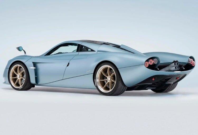 <p>V12 motordan gücünü alan Huayra Codalunga, tam<strong> </strong>840 beygir gücünde ve 1.100 Nm tork üretebiliyor.</p>
