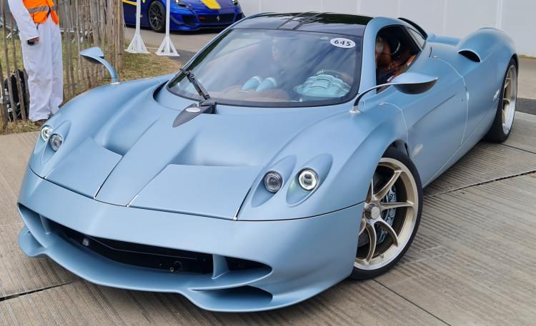 <p>Pagani Codalunga</p>
<p> </p>
<p>Pagani, Huayra Codalunga adını verdiği özel modelini tanıttı. Sadece 5 adet üretilecek model için 7.4 milyon dolar bedel isteniyor. </p>
<p>Şimdilik sadece 5 adet üretileceği açıklanan araçların hepsi satılmış durumda.</p>