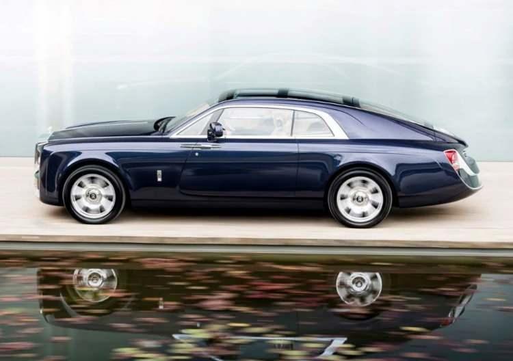 <p><strong>Rolls-Royce Sweptail</strong></p>
<p> </p>
<p>Listedeki üçüncü sırada yer alan Rolls-Royce Sweptail yine tek olan bir araç. 2017'de üretilen lüks otomobil 13 milyon dolarlık bir fiyatla satıldı.</p>