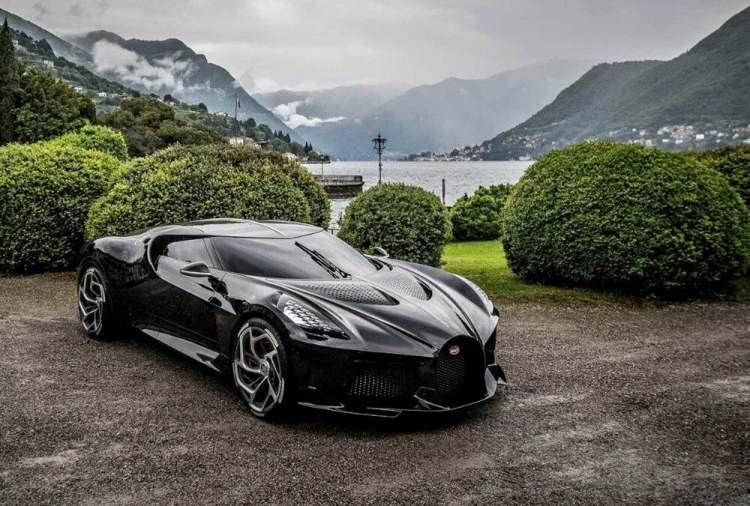 <p><strong>Bugatti La Voiture Noire</strong></p>
<p> </p>
<p>13,4 milyon dolarlık (Yaklaşık 250 milyon TL) bir fiyatla sadece 1 adet üretilen Bugatti La Voiture Noire resmi oılarak şimdiye kadar yapılmışen pahalı otomobil. </p>
<p>Bugatti CEO’su Stephan Winkelmann tarafından “GT otomobillerin zirvesi” olarak tanımlanan model gücünü 1.497 beygir güç üreten 8 litre hacimli W16 motordan alıyor. 1.600 Nm tork üretebilen otomobildeki bu motor Chiron modelinde de yer alıyor. </p>