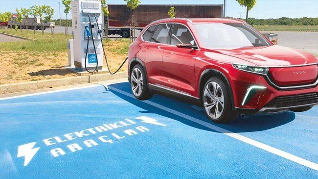 <p>C SUV modelin C segmentli diğer kardeşleri olan sedan ve hatchback modellerin de banttan inip sertifikasyon süreçlerini tamamlamasıyla birlikte 2023 yılı mart ayında Togg'un satışları başlayacak.</p>
