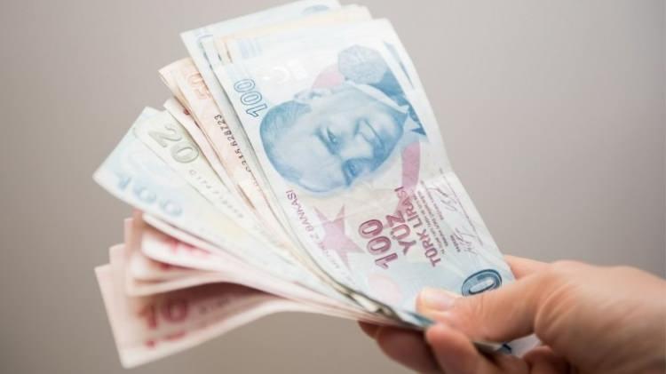 <p><strong>4- Memurlar da erken yaşlanma hakkından yararlanabilir mi?</strong></p>
<p> </p>
<p>Erken yaşlanma emekliliği 1 Ekim 2008'e kadar sadece SSK'lılar için uygulanıyordu. Bu tarihten sonra bütün çalışanları kapsayacak şekilde genişletildi. SGK genelgesiyle memurların da bu haktan yararlanabilecekleri hükmüne yer verildi.</p>