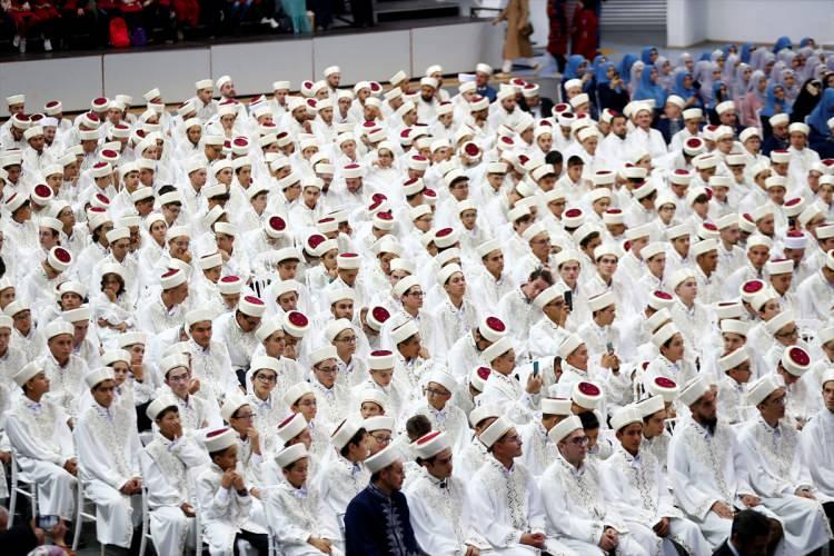 <p>Kur'an-ı Kerim'in insanı ve inanan toplulukları yücelten bir kitap olduğunu, insanların Kur'an-ı Kerim'den Kur'an'a hizmet ettiği kadar istifade edebileceğini vurgulayan Erbaş, şöyle konuştu:</p>

<p> </p>
