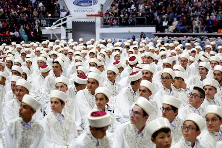 <p>Hafızlığın Allah tarafından bir insana verilebilecek en büyük nimet olduğunu ifade eden Erbaş, "Dünyalık unvanlardan hangisi ile karşılaştırırsanız karşılaştırın hepsinden daha üstündür, daha ulvidir hafızlık unvanına sahip olmak." dedi.</p>
<p> </p>