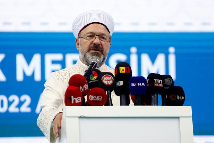 <p>Erbaş, Türkiye'de 2 bin civarında yatılı, 30 bin civarında ise gündüzlü Kur'an kursu bulunduğunu belirterek, bu kurumlara hayırda bulunanlara teşekkür etti.</p>
<p> </p>