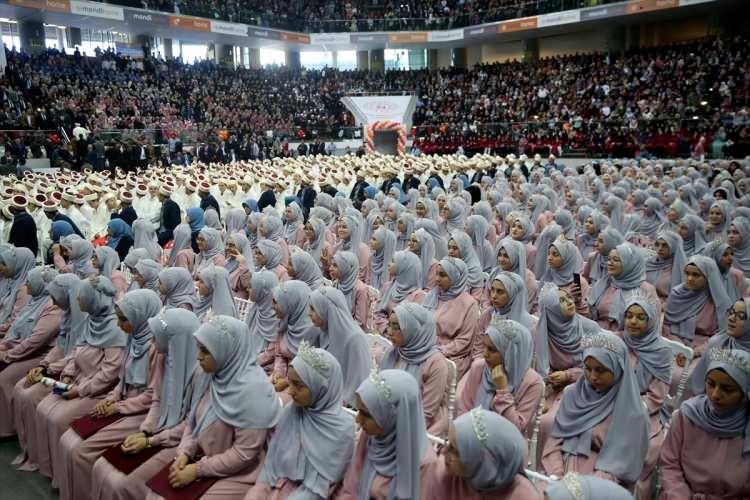 <p>Konuşmaların ve Kur'an-ı Kerim tilavetinin ardından hafızlara icazet belgeleri verildi.</p>
<p> </p>