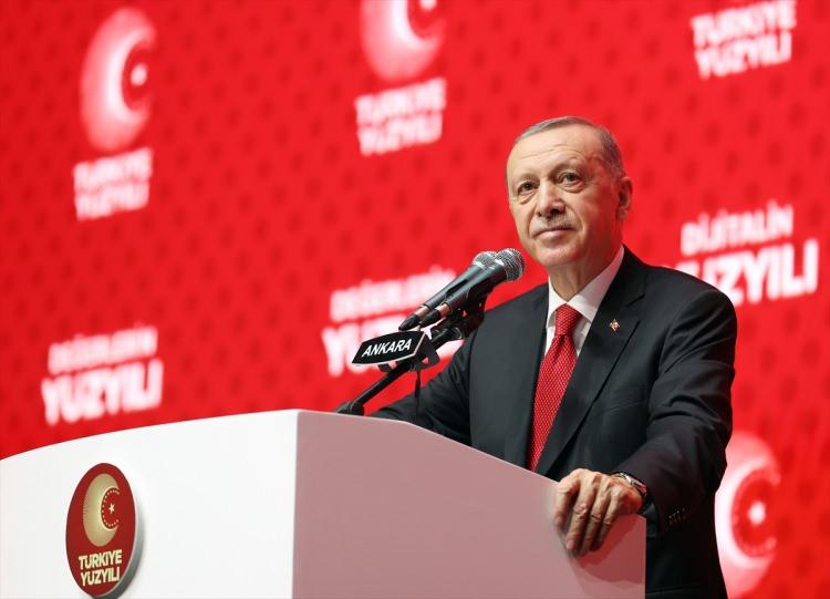 <p>HUZURUN YÜZYILI<br />
<br />
Ekonomik dalgalanmalar, göç hareketliliği, jeopolitik gerilimlerin savaşlara dönüştüğü bugün, pek çok gelişmiş ülke, refah toplumundan güvenlik toplumuna dönüş stratejisini benimsemek zorunda kalmıştır. Türkiye son yirmi yılda, dünyanın en zorlu ve stratejik jeopolitik konumunda gösterdiği benzersiz başarı ile ulusal güvenlik planlarında dönüşüme giden ülkelerin kılavuzu olmaktadır. Türkiye Yüzyılı’nda toplumumuzun varoluşsal özelliği farklılıklarımızın farkında olan, farklılıkları huzur ve refahın gölgesinde buluşturan bir yönetim anlayışı ile ilerleyeceğiz. Türkiye Yüzyılı bölüşüm ve girişimde adil bir dengenin güvencesi olacaktır.</p>
