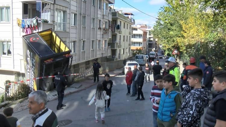 <p>İstanbul'un Sancaktepe ilçesinde kasasındaki eşyaların boşaltılması için yokuşa park edilen kamyon, bir anda kaymaya başladı. Kamyonun kasasındaki iki kişi son anda atlarken, hızlanan kamyon bir apartmanın önündeki boşluğa uçtu. </p>

<p> </p>

<p>(DHA)</p>
