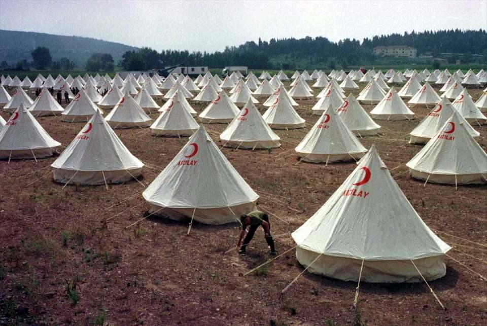 <p>Gönüllüler, hafta boyunca pankartlar eşliğinde yürüyüş düzenleyecek, kalabalık alanlara kan bağışı konusunda bilgilendirmelerin yapıldığı stantlar kurulacak.</p>

<p> </p>
