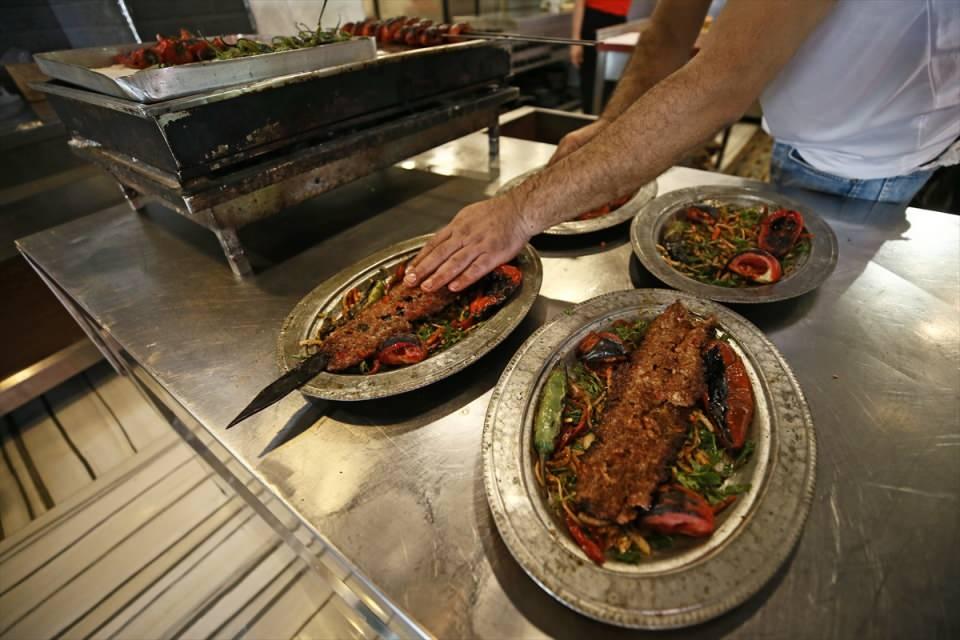 <p>Şanlıurfa'da da kebap yedim, Adana kebabı gibi değil. Etin tadı bile daha farklı. Ailecek severek yiyoruz. Adana kebap, Adana'mız için vazgeçilmez."</p>

<p> </p>
