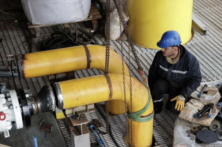 <p>Çapkan, çalışmaların petrol, doğal gaz ve endüstriyel projelerde daha önce uzmanlık kazanan mühendis ve teknik elemanlar liderliğinde yürütüldüğünü anlatarak, bu projenin ayrıca ülkenin global enerji piyasasındaki konumu ve atılımları doğrultusunda ileriki dönemde pozisyon alabilecek personelin yetiştirilmesi ve eğitilmesi konusunda da çok büyük katkılar sağlayacağını söyledi.</p>

<p> </p>
