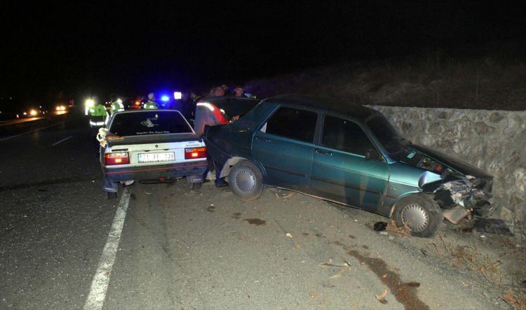 <p>Yavaşladım ve traktöre çarptım. Kaza yapmışlar ikisi de tartışıyorlardı. Karşı şeritten giden adam da 4'lülerini yakıp aracını stop ederek bize yardıma geldi.</p>
