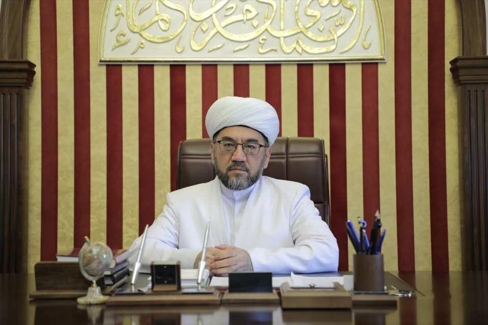 <p>Mushafın cilalı hayvan derisi üzerine Arapçanın en eski yazı türlerinden biri olan Kufi-Hicaz tarzıyla yazıldığını anlatan Haliknazarov, deri cildinin 14. yüzyıla ait olduğunu, 17. yüzyılın ortalarında restore edildiğini, kapak ve sayfaları birbirine tutturmak için Arapça metinli kağıtların yapıştırıldığını dile getirdi.</p>
<p>Katta Langar Mushafı'nın farklı yıllarda farklı insanlar tarafından restore edildiğini, süslemeler ve noktalarla doldurulduğunu anlatan Haliknazarov, örneğin bazı sayfaların yırtık köşelerinin yamalı olduğunu, yamalı yerlerdeki Kur'an sürelerinin ise Nesih yazısıyla yazıldığını, bazı sayfalarda süreler arasına desenler çizildiğini ve üzerine sürenin adı ve ayet sayısının yazıldığını aktardı.</p>
<p> </p>