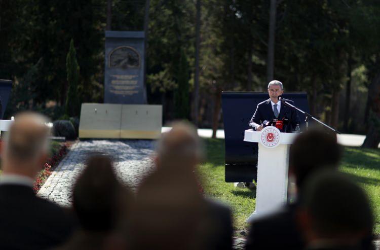 <p>Akar, Çanakkale muharebeleri sırasında Macar askerlerinin Türk ordusuyla düşmana karşı mücadele ettiğini vurguladı.</p>

<p>Çanakkale'de görev yapan Macar askerlerinin anısı ve Budapeşte'deki Türk Şehitliği'nde yatan 480 askerin Türk-Macar dostluğunun ve iki ülke arasındaki sarsılmaz bağların çok önemli göstergesi olduğunu ifade eden Akar, sözlerini şöyle tamamladı:</p>

<p>"Türkler ve Macarlar tarihte nasıl bir ve beraber olmuşlarsa bugün de övünç ve güvenle belirtmek isterim ki gerçekten bütün çalışmalarımızda, başta savunma ve güvenlik olmak üzere diğer bütün alanlar dahil çok sıkı bir iş bilincinde olmanın memnuniyeti içindeyiz. </p>
