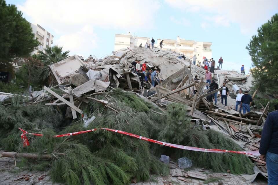 <p>Depremin etkisiyle Sığacık Mahallesi'nde oluşan tsunamide ise sokakları yaklaşık 1 metre deniz suyu bastı. 1 kişinin yaşamını yitirdiği olayda balıkçı barınağı ve marinaya bağlı irili ufaklı çok sayıda tekne battı, sahil şeridindeki ev ve iş yerlerinde hasar oluştu.</p>
<p> </p>