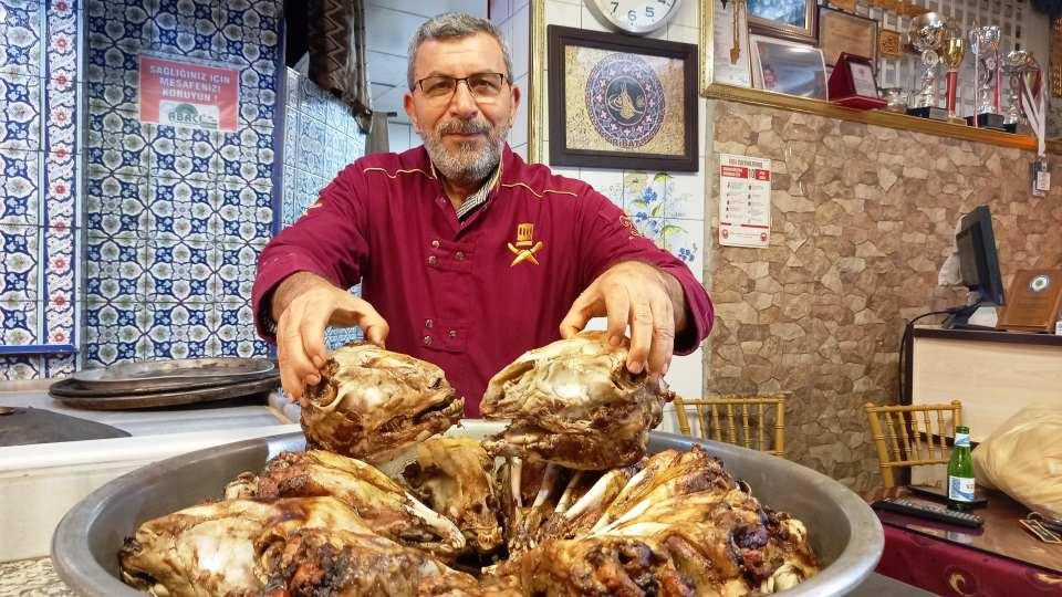<p>Konya'da 1450'li yıllarda inşa edilen Abdal Mehmet Külliyesi’nde okuyan öğrencilere ikram edilen ve Osmanlı mutfağında da ayrı bir yere sahip olan közde kuzu kelle, 5 saatlik pişme aşamasının ardından sunuma hazır ediliyor.</p>
