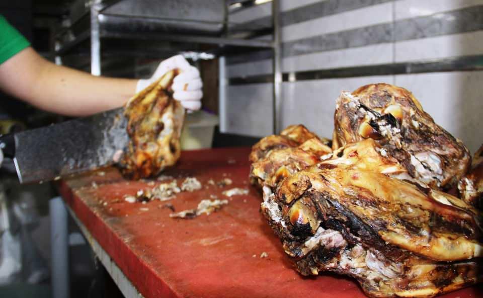 <p> Yanında kimyon, kekik, karabiber ve pul biberle sadece fırın kebabı yer gibi dili, beyni, yanağı ve gözü olarak yenir. Bunun soğuğu söğüş olarak yapılır ama biz babam babasından, ben de babamdan bu şeklide gördüm ve üçüncü kuşak olduğum için onlarda gördüğümüz bu şekilde. Fırında pişirip su buharında servise sunuyoruz. Bu kelleyi fırınla işimizi bitirdikten sonra akşama kalan köz ile pişiriyoruz. Gece pişiriyoruz kelleleri, çünkü gündüz fırın alevli olduğu için pişmez” şeklinde konuştu.</p>
