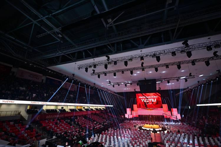 <p>Çevik kuvvet, güvenlik şube, terör, trafik ve özel harekat ekipleri başta olmak üzere Ankara Emniyet Müdürlüğünün tüm birimlerinden çok sayıda polis, toplantı dolayısıyla görevlendirildi.</p>
