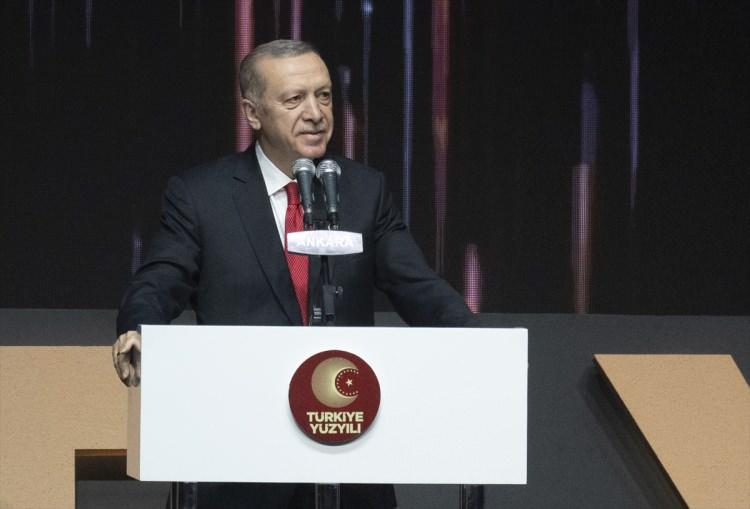 <p>ŞEFKATİN YÜZYILI<br />
<br />
Dünyanın her neresinde olursa olsun insanlık vicdanının sükut ettiği noktalarda bizim sesimiz herkesten daha gür çıkmaktadır. Türkiye Yüzyılı’nda, en önemli devlet yönetim geleneklerimizden şefkati dünyanın tüm mazlum coğrafyalarına da ulaştırmayı hedefliyoruz. Bu kadim devlet geleneğimiz Türkiye’de yaşayan her canlı için yaşamsal bir güvencedir. Sosyal adaletten sağlığa, eğitimden çalışma hayatına, şefkatin sıcaklığı Türkiye Yüzyılı’nın enerjisi olacaktır.</p>