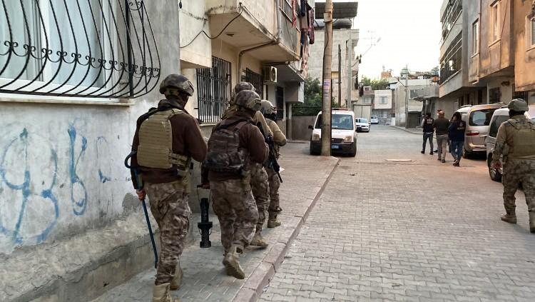 <p>Mersin Cumhuriyet Başsavcılığı koordinesinde İl Emniyet Müdürlüğü Terörle Mücadele Şube Müdürlüğü ekipleri, il genelinde PKK/KCK silahlı terör örgütlerinin eylem ve faaliyetlerine yönelik yaptığı çalışmalarda, örgütün Suriye uzantısı olan PYD/YPG içerisinde faaliyet gösterdikleri ve faaliyetlerine ilişkin fotoğrafları olan M.M., A.E.Ş, A.I., S.S. ve S.N.'yi tespit etti.</p>
