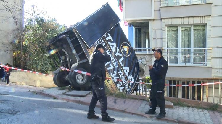 <p>Mustafa Atay yönetimindeki 34 CLU 924 plakalı kasası eşya dolu kamyonu yokuşta park etti.</p>
