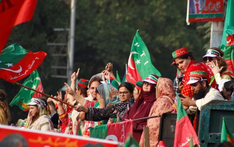 <p>Pakistan’da eski Başbakan İmran Han, Lahor’dan başkent İslamabad’a doğru yürüyüşüne başladı.</p>
