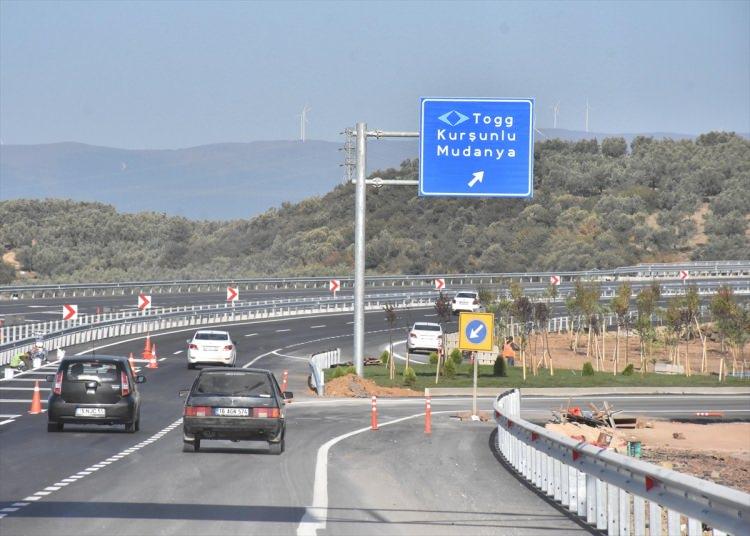 <p>Bursa-Yalova kara yolundan tesise ulaşım sağlanan kavşaklara Karayolları Genel Müdürlüğü ekiplerince "Togg" yazılı yön tabelaları yerleştirildi.</p>
