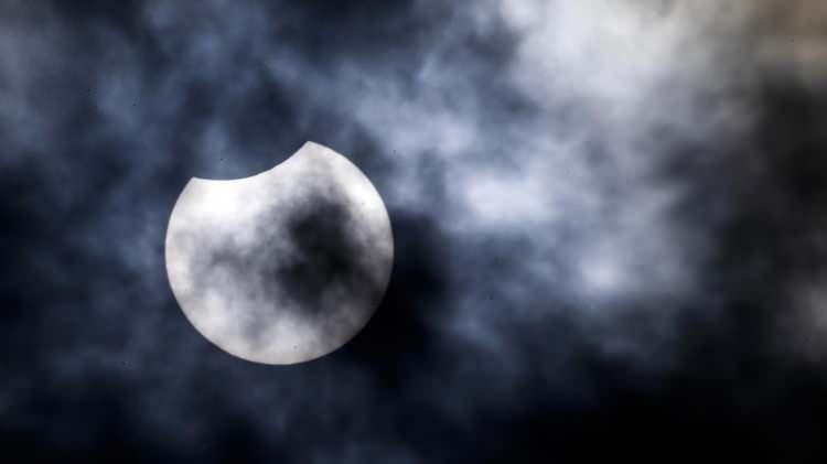 <p>Güneş tutulmasına ilişkin Hollanda`dan gelen ilk kareler.</p>
