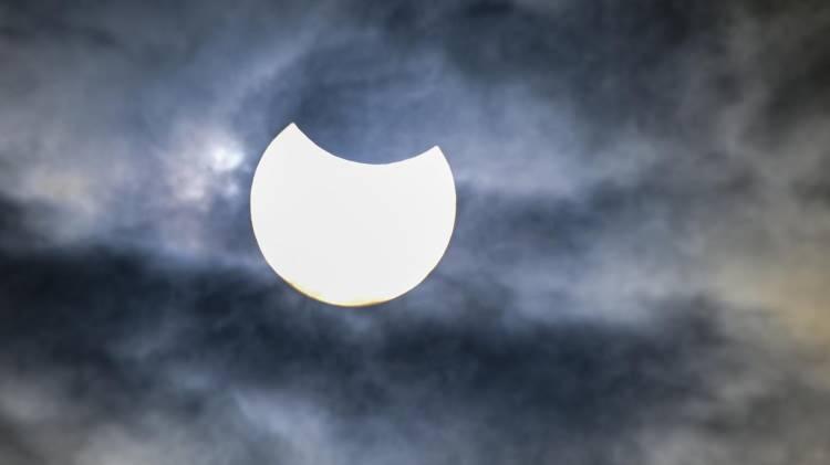 <p>Parçalı güneş tutulması 25 Ekim 2022`de İsveç'in Stockholm şehrinde de gözlemlendi.</p>
