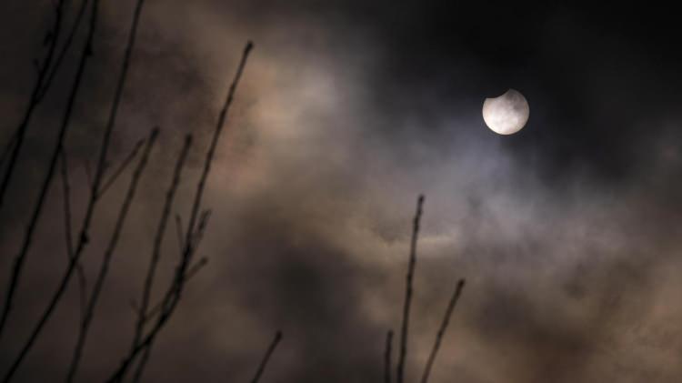 <p>Parçalı güneş tutulmasının Belçika`dan gelen ilk görüntüleri.</p>
