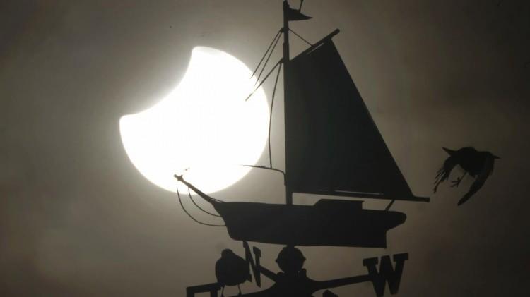 <p>İngiltere, North Shields`deki Cullercoats Watch House üzerinde kısmi bir güneş tutulması görülüyor.</p>
