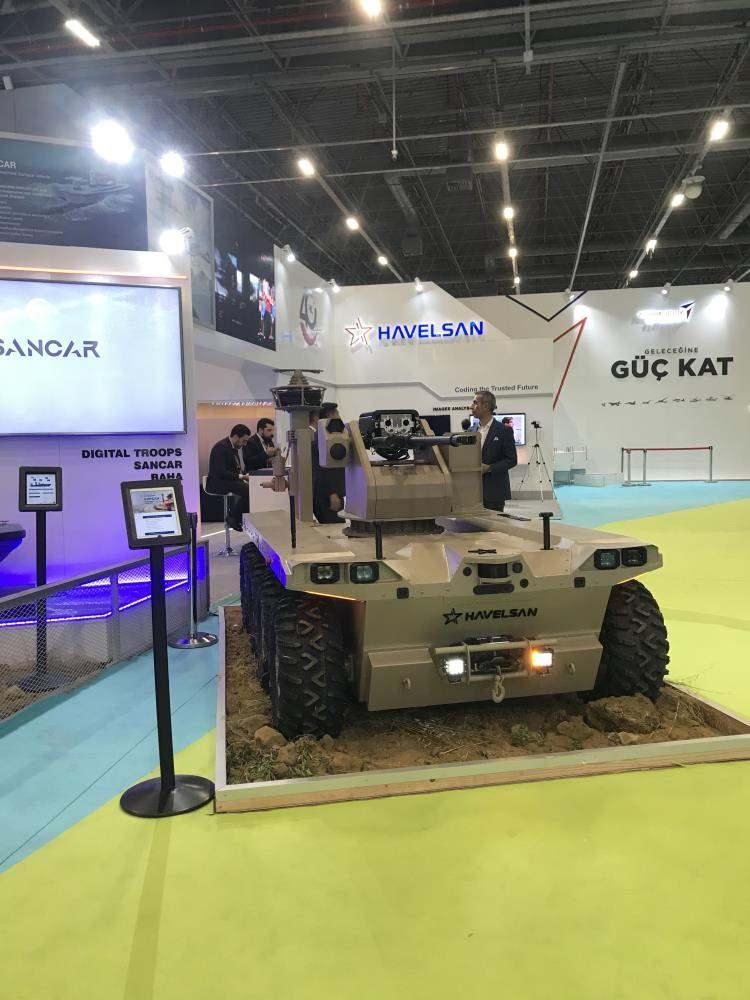 <p>Kapgan, HAVELSAN Otonomi Paketi sayesinde otonom devriye, GPS bağımsız görev, dinamik güzergah planlama, link kaybında eve dönüş ve sürülebilir yol analizi yapabilme kabiliyeti ile elektronik harbe karşı yüksek seviye dayanım sağlayacak.</p>

<p> </p>

<p><strong>DRONELERLA İŞBİRLİĞİ YAPACAK</strong></p>

<p>Kapgan, 5 kilometre taktik veri linki, GSM ve uydu haberleşme altyapısı, 4 metre yükseltilebilir çevre gözetleme mastı ve yüksek teknoloji sensör sistemleri sayesinde çevreyi algılayarak gündüz/gece görüş ve faaliyet imkanı sunacak.</p>

<p> </p>

<p>Araca entegre kablolu veya kablosuz drone sayesinde menzil yetersiz durumlarda da röle olarak kullanılabilecek, drone entegre modem üzerinden kesintisiz haberleşme sağlanabilecek, görüş dışında kalan bölgelerde kolaylıkla drone üzerinden gözetlenebilecek. Bu sayede aracın keşif, gözetleme ve operasyon kabiliyeti de artırılmış olacak.</p>
