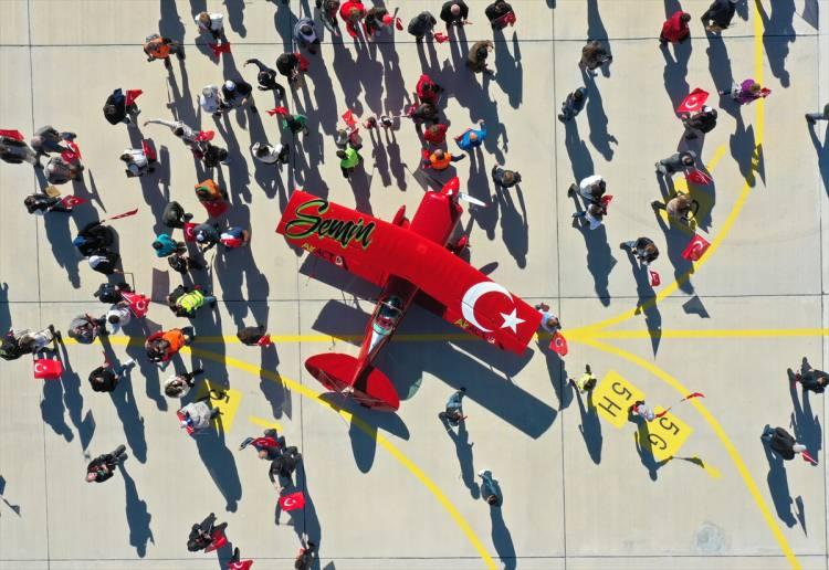 <p><strong>Kadın akrobasi pilotu Cumhuriyet'in 99. yaşını özel uçuşuyla kutladı</strong></p>
<p>Türkiye'nin tek sivil kadın akrobasi pilotu Semin Öztürk Şener, Eskişehir'in Sivrihisar ilçesinde 29 Ekim Cumhuriyet Bayramı dolayısıyla geleneksel ay yıldızlı fotoğraf çekiminin ardından gösteri uçuşu yaptı.</p>