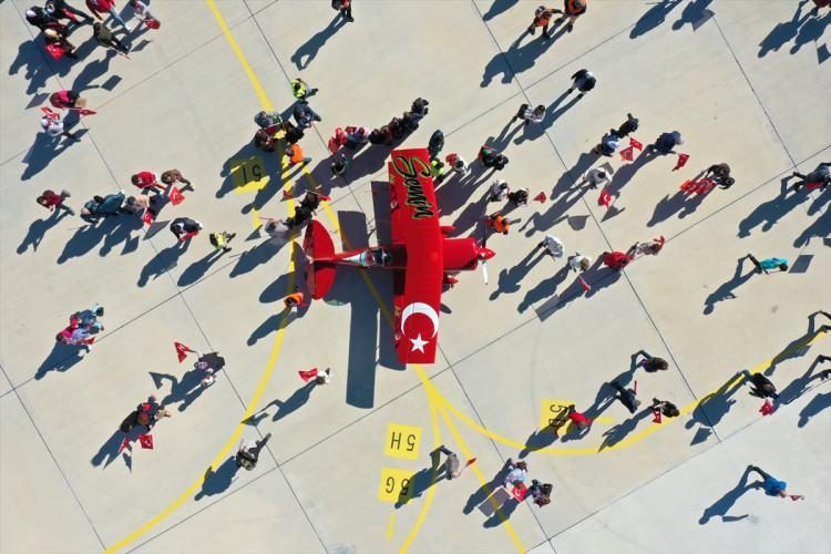 <p>Cumhuriyet Bayramı kapsamında her yıl yapılan "Cumhuriyet Fotoğrafı" etkinliği için Sivrihisar Havacılık Merkezinin Yeşilköy Mahallesi'ndeki Necati Artan Tesisleri'nde çok sayıda kişi toplandı.</p>