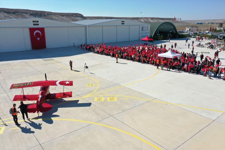 <p>Saygı duruşunda bulunulması ve İstiklal Marşı'nın okunmasının ardından başlayan programda, kurayla belirlenen 60 kişiye ücretsiz uçuş hakkı verildi. Bu kişiler uçağa binerek gökyüzüyle buluşma imkanına sahip oldu.</p>