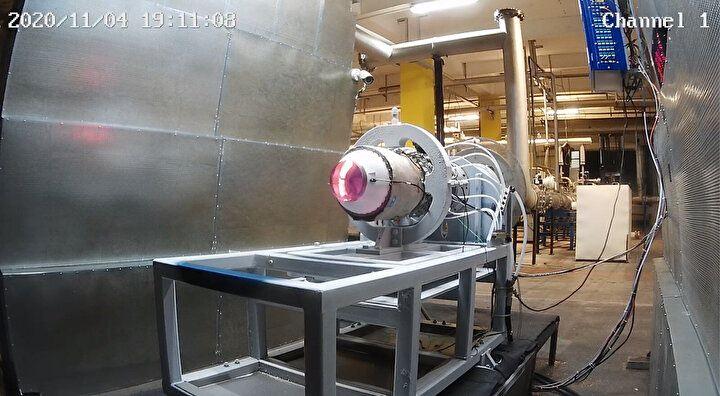 <p>"Jet motorunu geliştirirken aslında dünyada motor firmaları sadece motorun 'çekirdek motor' dediğimiz yani kompresör grubu, yanma odası ve tribün grubuyla uğraşırlar. Biz bu motoru yaparken birçok alt sistemin de tasarımlarını yaptık. Piroteknik ateşleyiciler, elektronik kontrol ünitesi, yakıt pompası, yakıt grubu, rulmanlar, alternatör vesaire gibi alt sistemlerini de bir yandan geliştirmeye devam ettik. Bunların hepsini, bu ülkede ya kendimiz ya da iş ortaklarımızla, üniversitelerimizle beraber çalışarak gerçekleştirdik. Bu motorun üzerinde hiçbir yabancı bileşen yok. Yani kontrole tabi veya değil hiçbir yabancı birleşen yok. Motorun üzerindeki bütün şeyler, bütün alt sistemler hepsi Türkiye'de geliştirildi ve üretilir hale geldi. Bunu yapmak 10 sene sürdü. Eğer bazı komponentleri yurt dışından tedarik yöntemine gitsek daha hızlı çıkarabilirdik. Amacımız herhangi bir kısıtlama vesaire geldiğinde üretimine devam edebilmekti. Arkadaşların yoğun çalışmasıyla motor bu şekilde çıktı."</p>