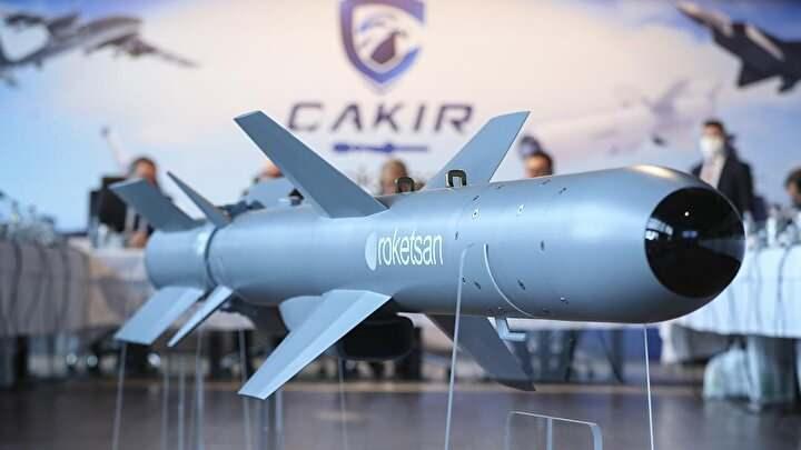 <p>Osman Okyay, motor geliştirme projelerinde KTJ-3200 ile sınırlı kalmadıklarını, ülkenin ihtiyacı olan 3 farklı motor daha geliştirdiklerini söyledi. Bunlardan birinin Çakır füzesinin motoru olarak görev yapacağını ifade eden Okyay, ilk motoru 10 senede geliştirirken Çakır motorunu 1,5 sene gibi çok kısa sürede geliştirdiklerini belirtti.</p>