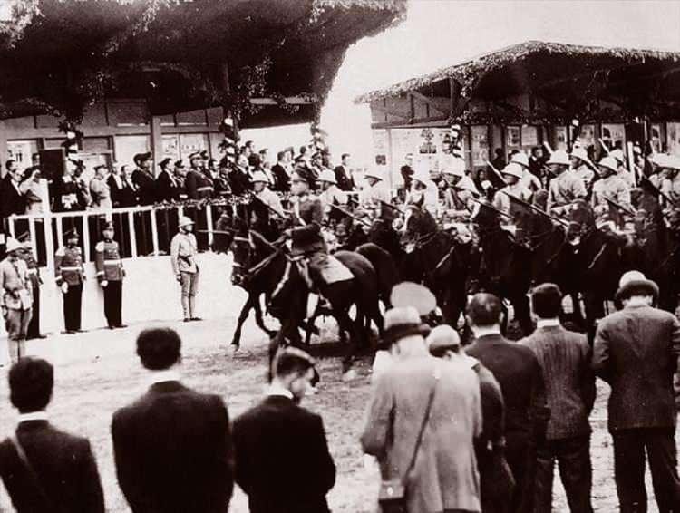 <p>Ardından cumhurbaşkanlığı seçimine geçildi. Yapılan gizli oylamada 158 milletvekilinin tamamının oyunu alan Gazi Mustafa Kemal Paşa, TBMM tarafından yeni Türk devletinin ilk cumhurbaşkanı seçildi. Bunun üzerine kürsüye gelen Mustafa Kemal Paşa, yaptığı konuşmasını, <strong>"Türkiye Cumhuriyeti mesut, muvaffak ve muzaffer olacaktır." </strong>sözü ile bitirdi.</p>

<p><em><strong>Fotoğraf: 29 Ekim 1933'de Mustafa Kemal Atatürk, 29 Ekim Cumhuriyet Bayramı Kutlamalarında.</strong></em></p>
